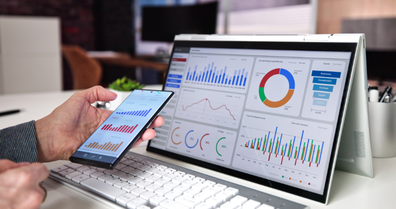 Analyse de graphiques et d'indicateurs de performance sur un smartphone et un écran d'ordinateur; 