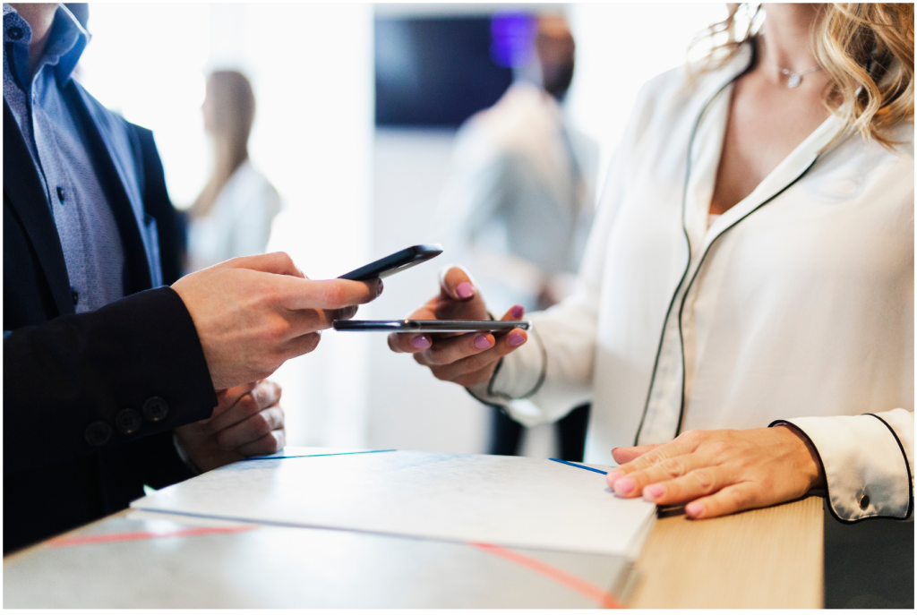 Collecte de leads sur un salon professionnel : faciliter les échanges de contacts.